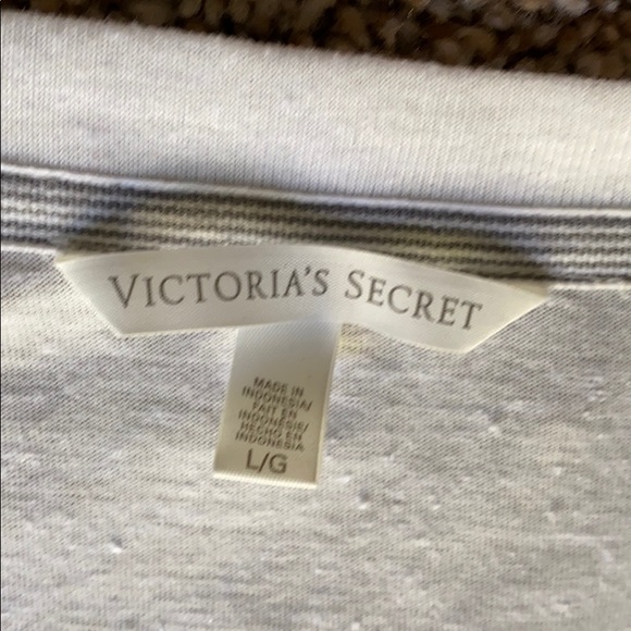 VS long sleeve white tee - Picture 3 of 3